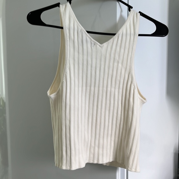 Size small beige Banana Republic sleeveless shirt. Worn once. - Picture 4 of 4